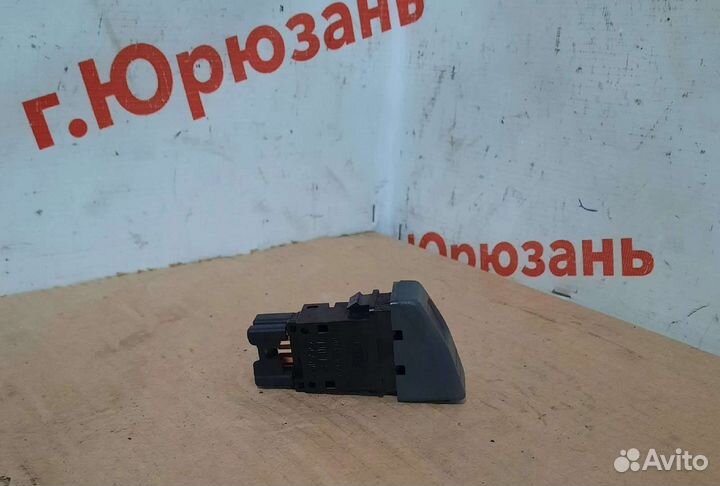 Кнопка аварийной сигнализации Nissan Presage VU30