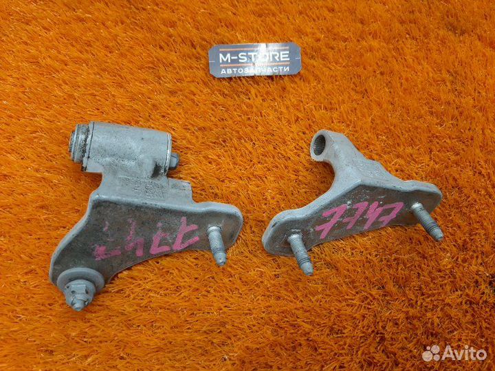 Петля двери передняя правая Mercedes-Benz E-Class