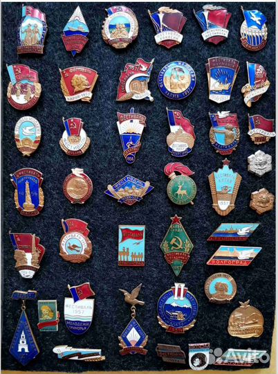 Знаки Всемирного фестиваля студентов и молодежи Мо