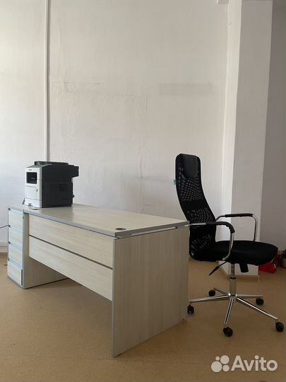 Мебель для офиса- стол, тумба, кресло