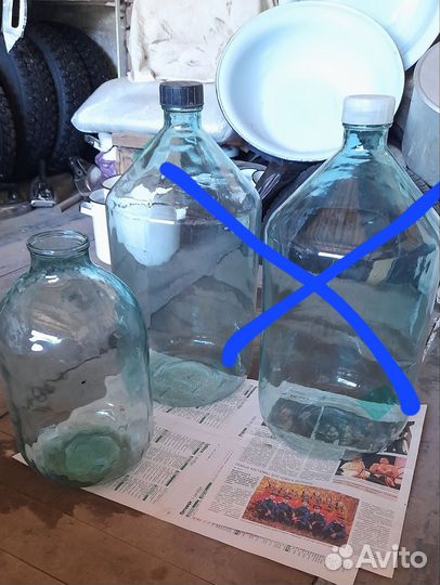 Стеклянные бутыли и банки