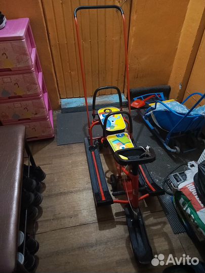 Детский снегокат с ручкой и колесами