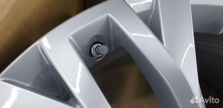 Оригинал VolksWagen Touareg R18 5x112 с датчиками