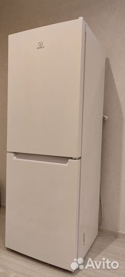 Продаю бу холодильник indesit