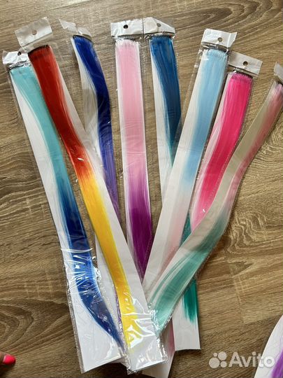 Цветные пряди на заколках