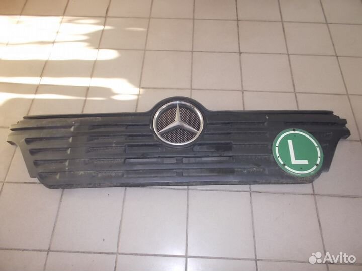 Решётка капота atego axor A9408880123