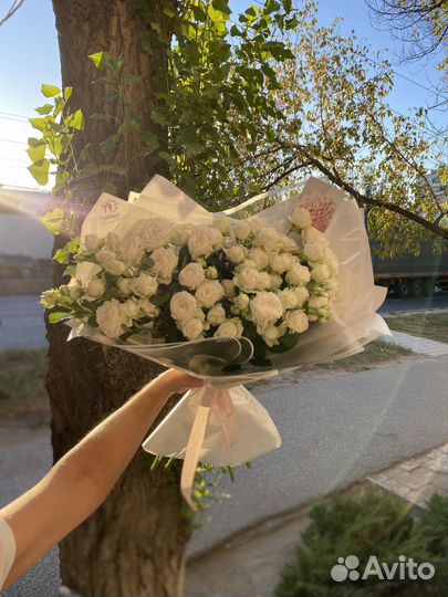Цветы/Букет кустовых белых роз