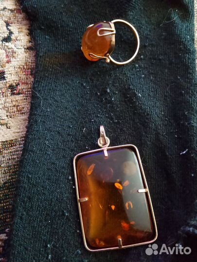 Золотой кулон с кольцом 583 пробы с янтарем