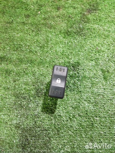 Кнопка центрального замка Renault Logan
