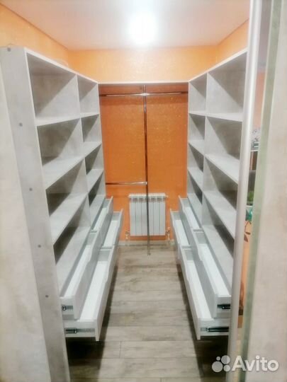 Встроенные стеллажи со створками в гардеробной