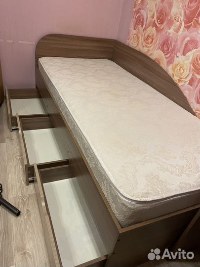 Компьютерный стол и кровать с матрасом