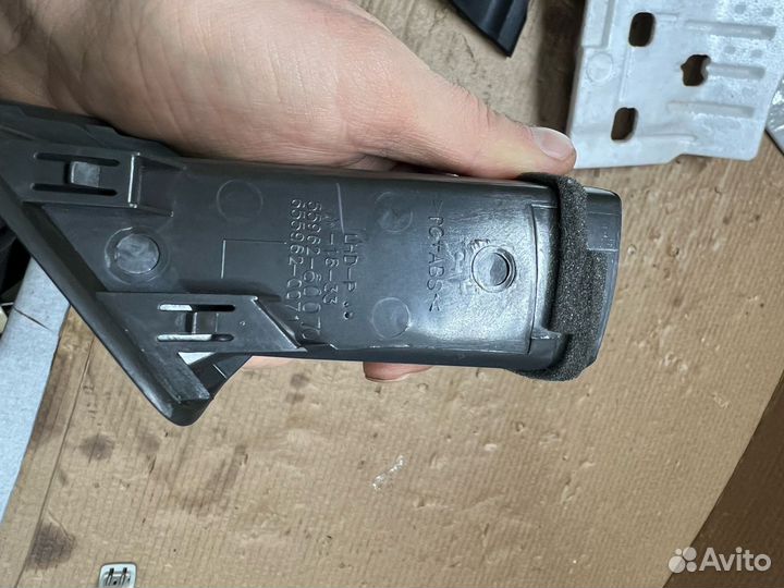 Правый дефлектор воздуховода в торпедуToyota LC200