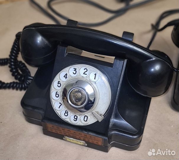 Старинный телефонный аппарат