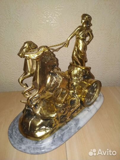 Часы бронзовые интерьерные настольные Богиня зари