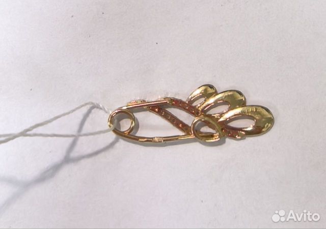 Золотая брошь с камнем