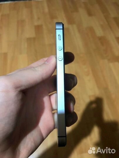 iPhone SE, 32 ГБ