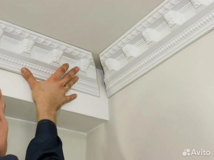 Монтаж потолочных плинтусов