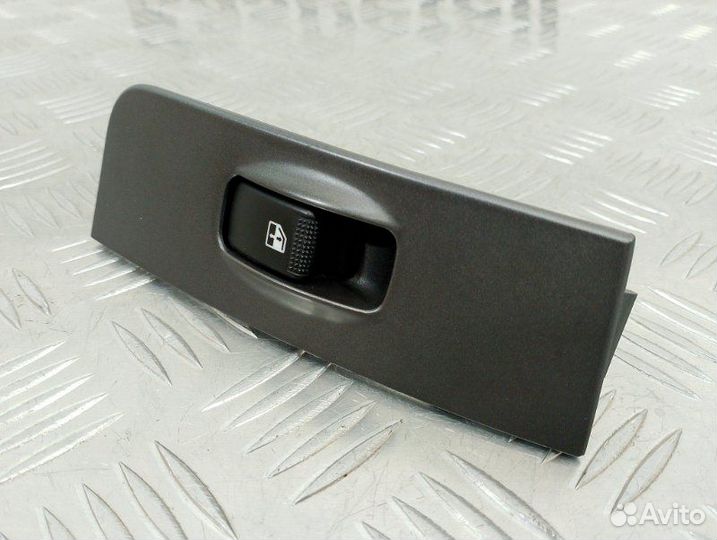 Кнопка стеклоподъемника задняя правая Hyundai