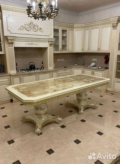 Кухонный стол и стулья комплект