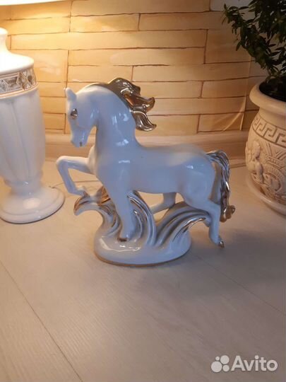Фарфоровая статуэтка лфз Конь