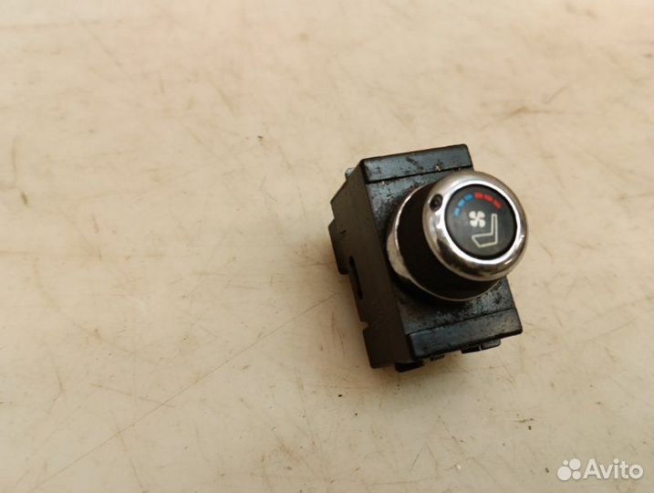 Кнопка обогрева сидений Infiniti FX30d/FX35/FX37/FX50/QX70