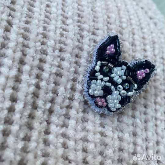 Брошь из бисера собака