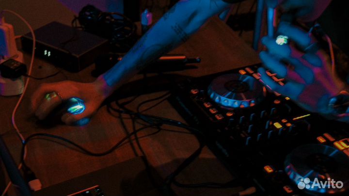 Диджей с оборудованием