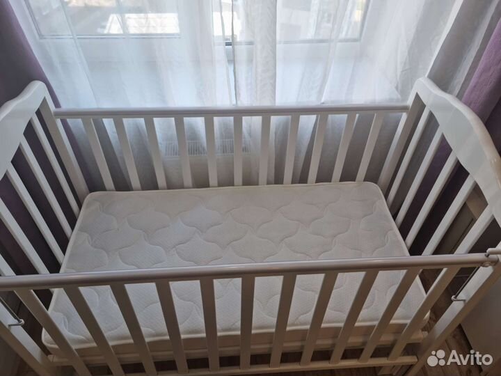 Детская кроватка с универсальным маятником