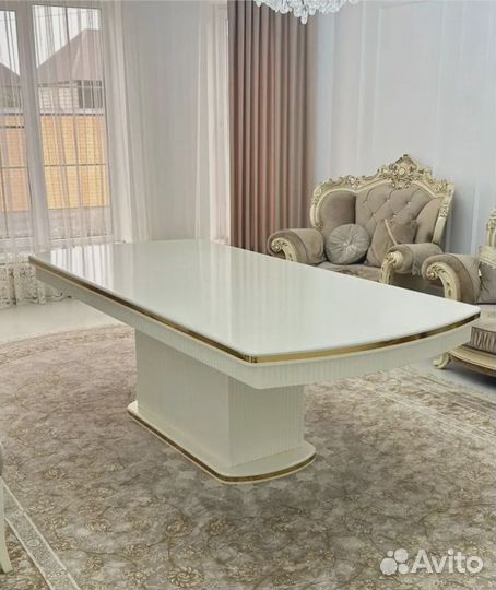 Кухонный стол и стулья в комплекте