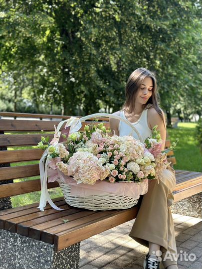 Огромная корзина с цветами Букеты Доставка