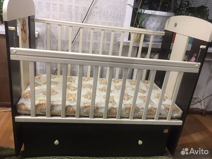 Кроватка детская с маятником