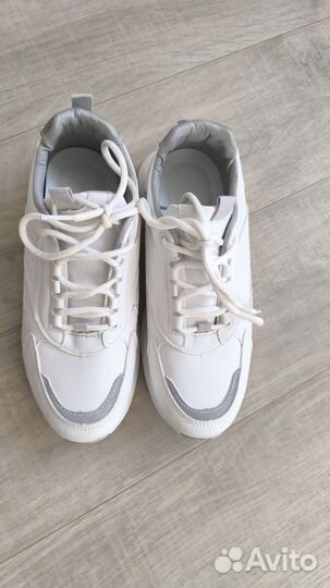 Кроссовки женские