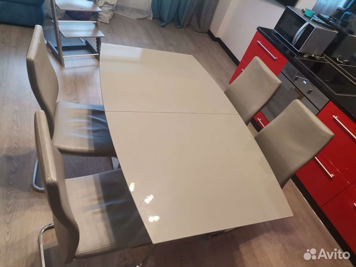 Стол обеденный