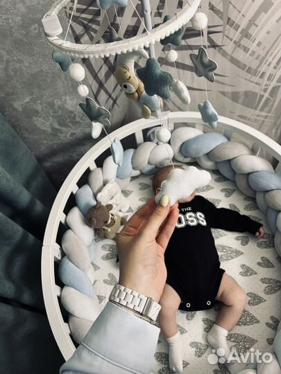 Детская кроватка с маятником