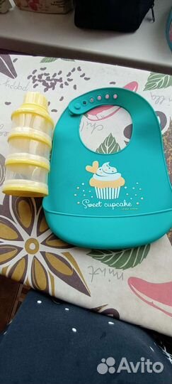 Контейнер для детской смеси и нагрудник