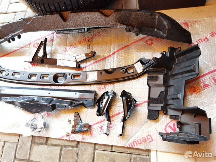 Накладка замка капота Toyota Land Cruiser 200