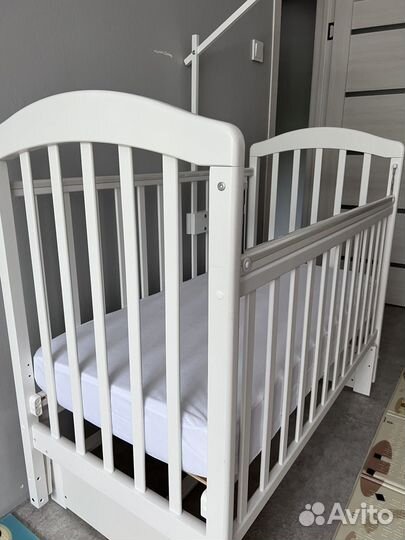 Детская кровать с маятником