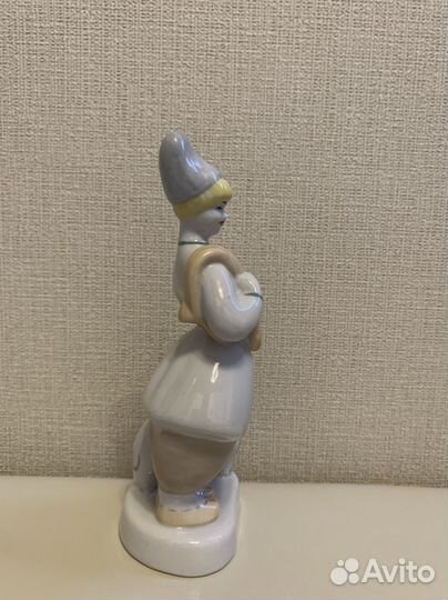 Фарфоровая статуэтка 