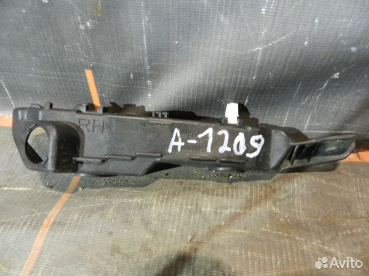 Кронштейн бампера переднего правый -Kia Ceed 2