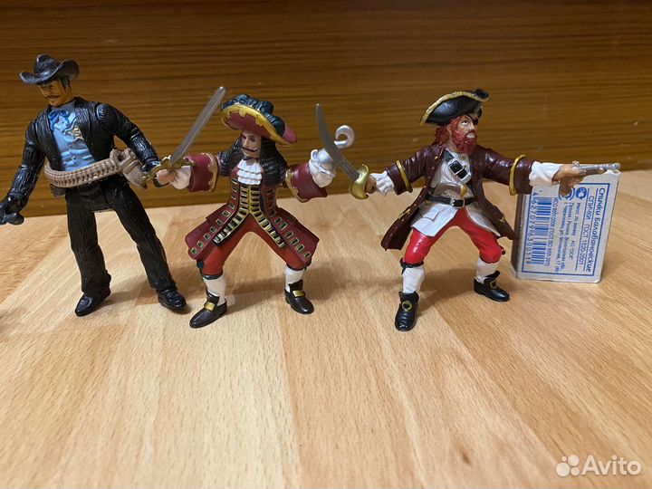 Три набора игрушек