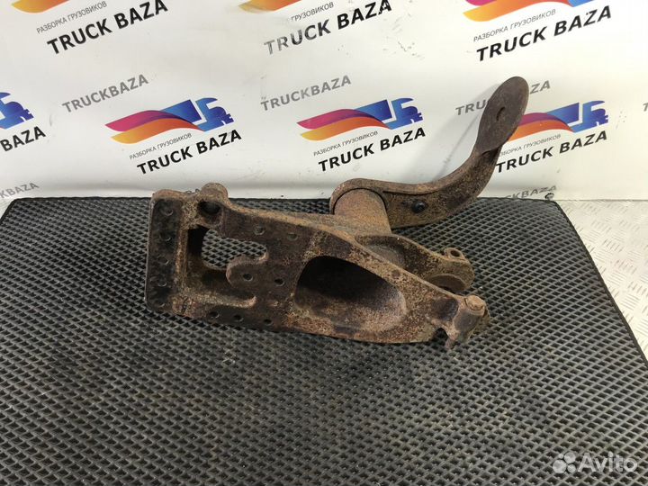 81432155194 Кронштейн реактивной тяги правый