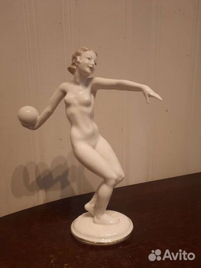 Обнажённая с мячом Хученройтер