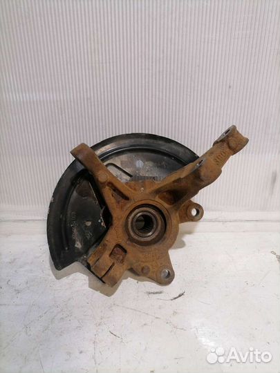 Кулак передний левый Renault Sandero 2