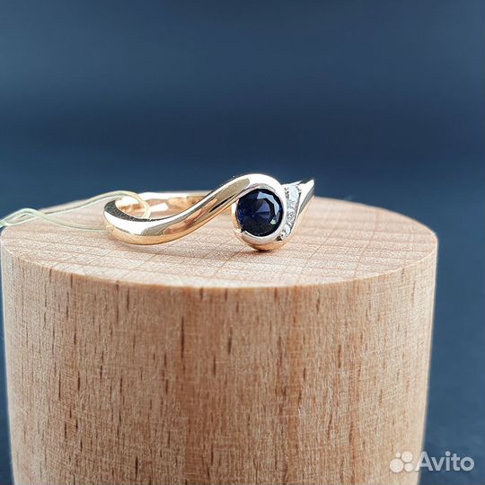 Кольцо из красного золота с нано сапфиром и фианитами