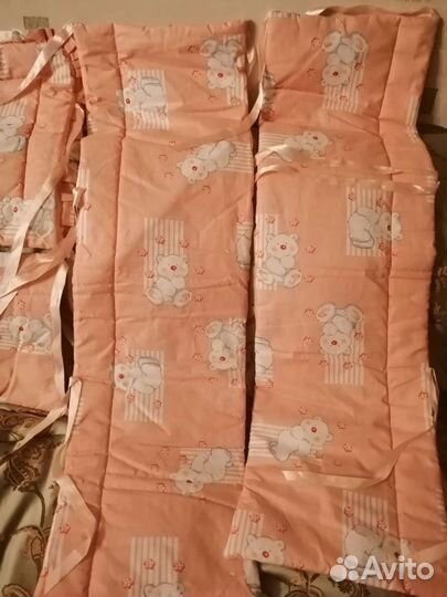 Защитное убранство (бортики) в кроватку ребенка