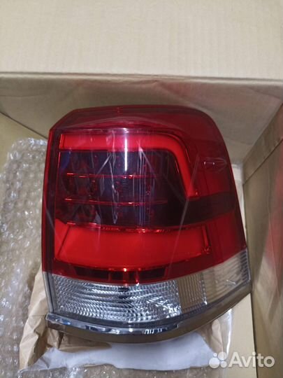 Задний правый фонарь toyota Land cruiser 200