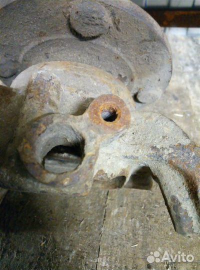 Кулак (цапфа) передний правый Nissan Almera N16