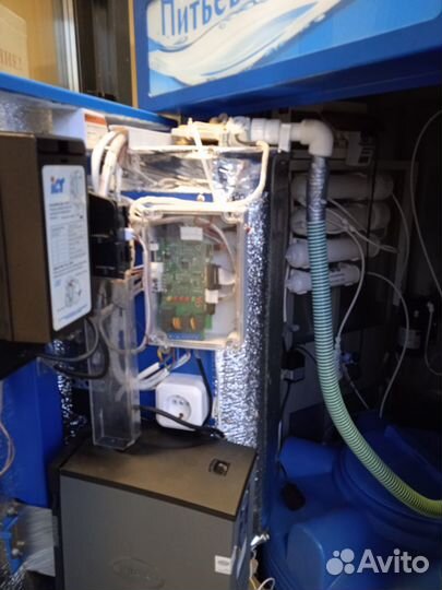 Уличный аппарат по продаже воды в розлив