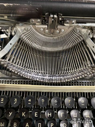 Портативная механическая пишущая машинка «Любава»