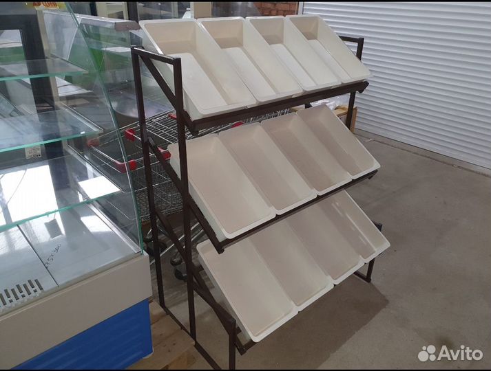 Стеллажи 225см коричневые и прилавки для фруктов